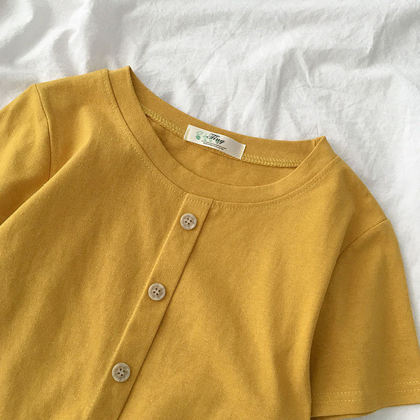 Sieviešu t-krekls ar pogām un ovālu kakla izgriezumu