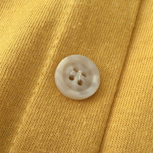 Sieviešu t-krekls ar pogām un ovālu kakla izgriezumu