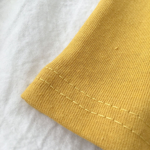 Sieviešu t-krekls ar pogām un ovālu kakla izgriezumu