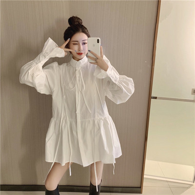 Pavasariška moteriška suknelė su kaklaraiščiais ir žema apykakle aplink kaklą - kirpimo modelis