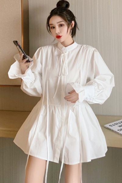 Pavasariška moteriška suknelė su kaklaraiščiais ir žema apykakle aplink kaklą - kirpimo modelis