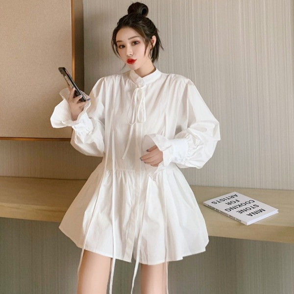 Pavasariška moteriška suknelė su kaklaraiščiais ir žema apykakle aplink kaklą - kirpimo modelis