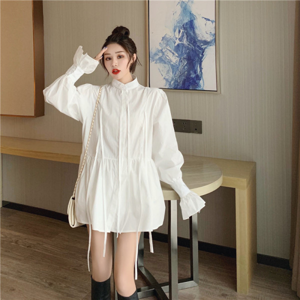 Pavasariška moteriška suknelė su kaklaraiščiais ir žema apykakle aplink kaklą - kirpimo modelis