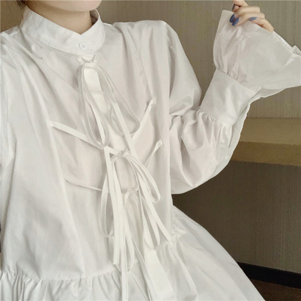 Pavasariška moteriška suknelė su kaklaraiščiais ir žema apykakle aplink kaklą - kirpimo modelis