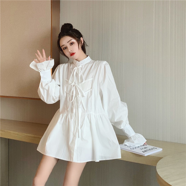 Pavasariška moteriška suknelė su kaklaraiščiais ir žema apykakle aplink kaklą - kirpimo modelis