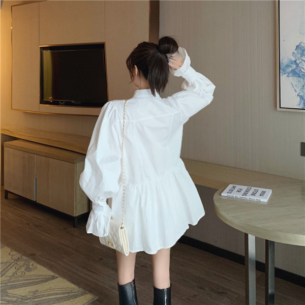 Pavasariška moteriška suknelė su kaklaraiščiais ir žema apykakle aplink kaklą - kirpimo modelis