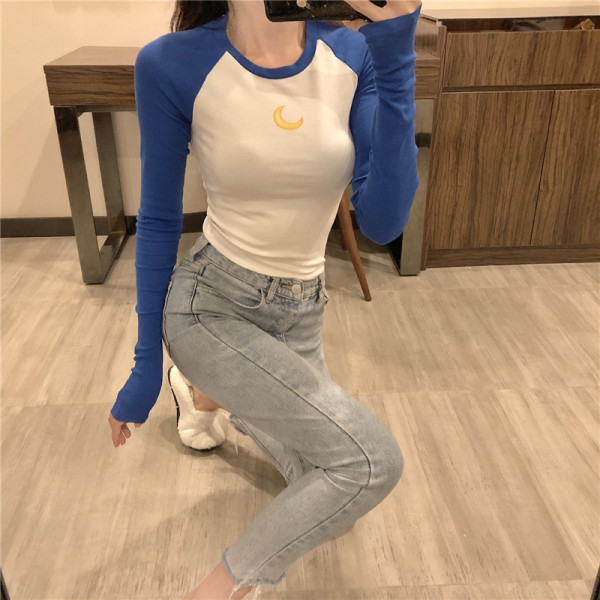 Pieguļoša sieviešu blūze ar krāsainām piedurknēm un mēness apdruku