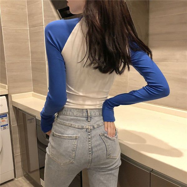 Pieguļoša sieviešu blūze ar krāsainām piedurknēm un mēness apdruku