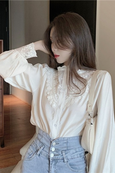 Női alkalmi fehér ing csipkével és gombokkal