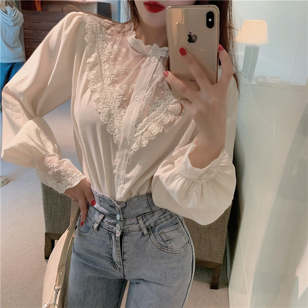 Női alkalmi fehér ing csipkével és gombokkal