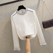 Šiuolaikinė moteriška palaidinė lotoso spalvos rankovėmis ir ovalia iškirpte