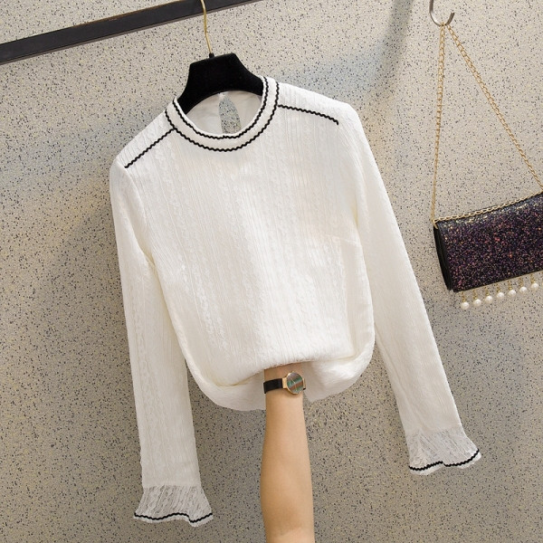 Šiuolaikinė moteriška palaidinė lotoso spalvos rankovėmis ir ovalia iškirpte