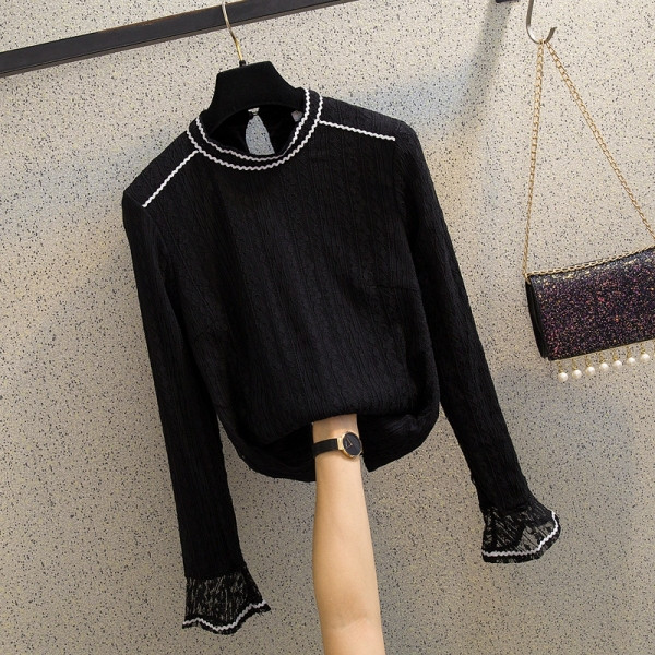 Šiuolaikinė moteriška palaidinė lotoso spalvos rankovėmis ir ovalia iškirpte