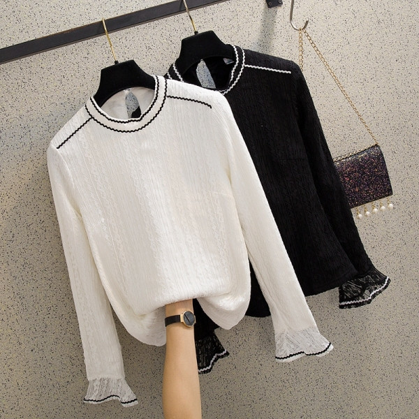 Šiuolaikinė moteriška palaidinė lotoso spalvos rankovėmis ir ovalia iškirpte