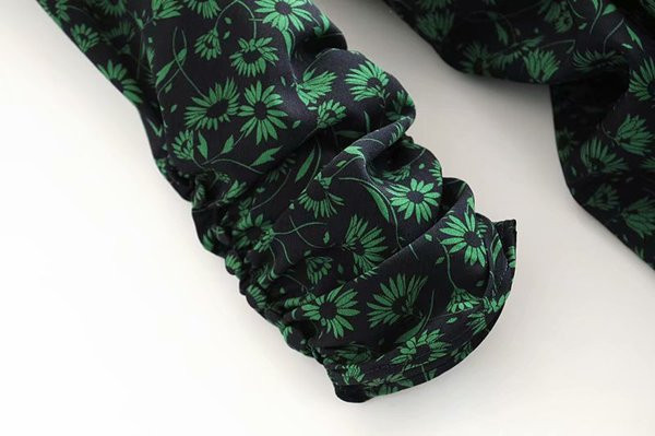 Virágos női ruha pólógallérral és elasztikus derékkal