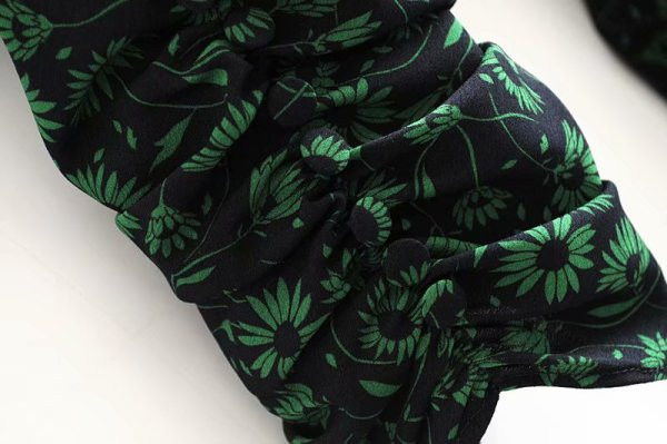 Virágos női ruha pólógallérral és elasztikus derékkal