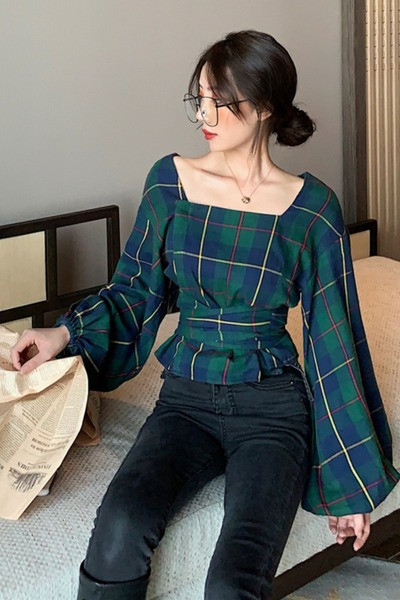 Modern női kockás ing négyzet alakú nyakkivágással és hosszú, széles ujjakkal