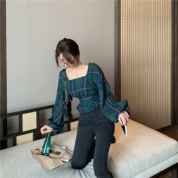 Modern női kockás ing négyzet alakú nyakkivágással és hosszú, széles ujjakkal