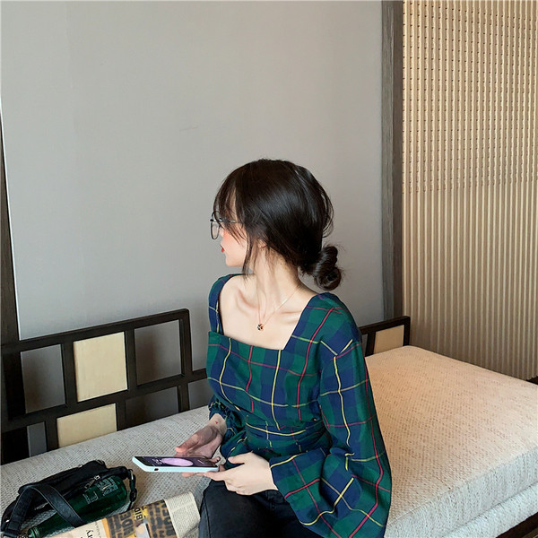 Modern női kockás ing négyzet alakú nyakkivágással és hosszú, széles ujjakkal