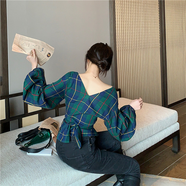 Modern női kockás ing négyzet alakú nyakkivágással és hosszú, széles ujjakkal