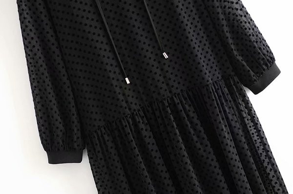 Női tüll ruha modell kapucnival és nyakkendővel