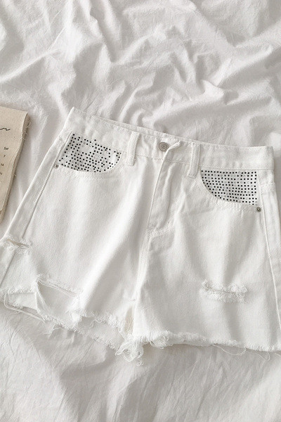 Balti moteriški šortai aukštu liemeniu, plėšytais motyvais ir akmenukais