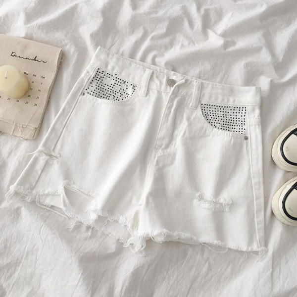 Balti moteriški šortai aukštu liemeniu, plėšytais motyvais ir akmenukais