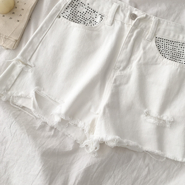 Balti moteriški šortai aukštu liemeniu, plėšytais motyvais ir akmenukais