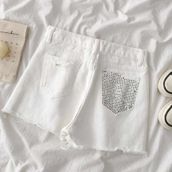 Balti moteriški šortai aukštu liemeniu, plėšytais motyvais ir akmenukais