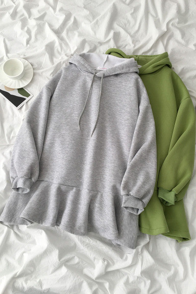 Sieviešu sporta kleitas plats modelis ar garām piedurknēm un kapuci