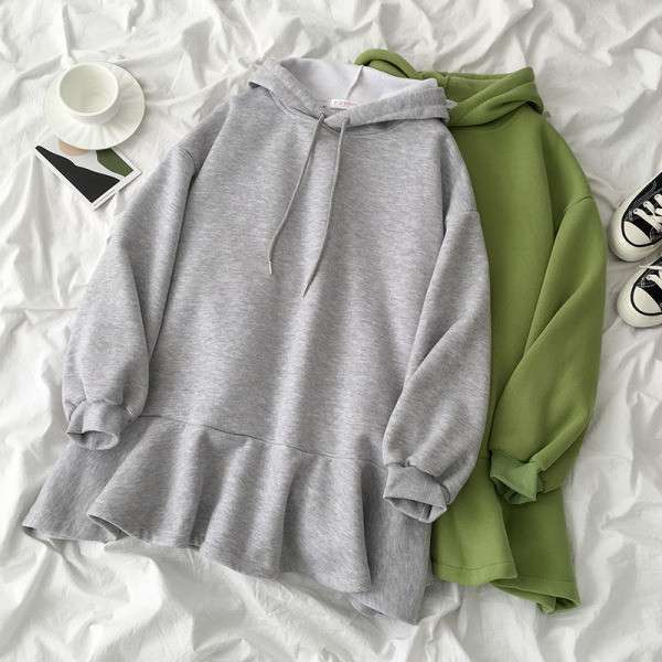 Sieviešu sporta kleitas plats modelis ar garām piedurknēm un kapuci