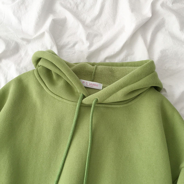 Sieviešu sporta kleitas plats modelis ar garām piedurknēm un kapuci