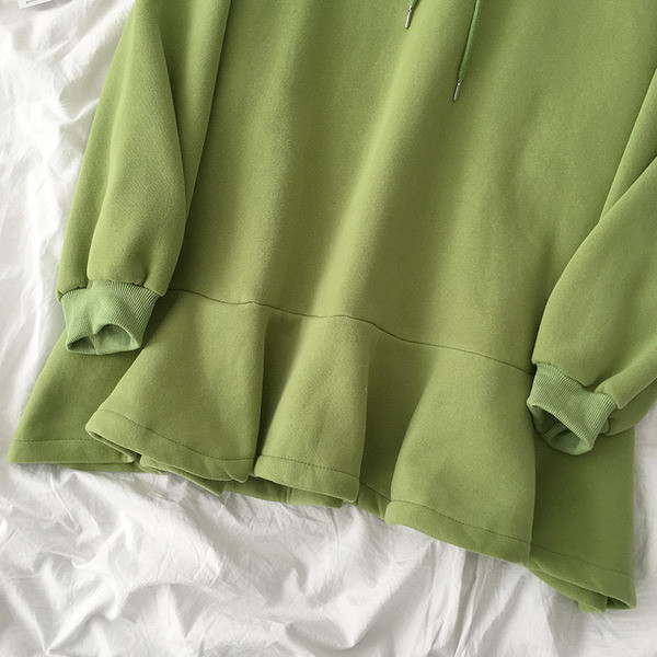 Sieviešu sporta kleitas plats modelis ar garām piedurknēm un kapuci