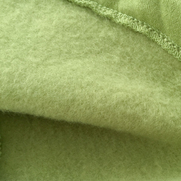 Sieviešu sporta kleitas plats modelis ar garām piedurknēm un kapuci