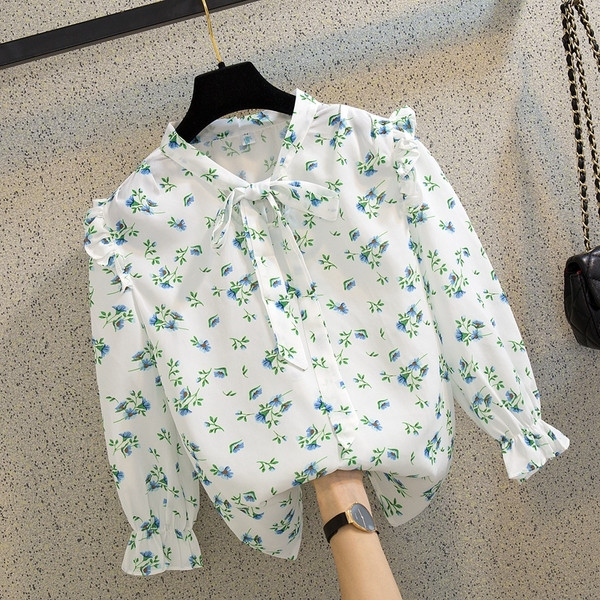 Madinga moteriška palaidinė su kaspinu, gėlių raštu ir 3/4 rankovėmis