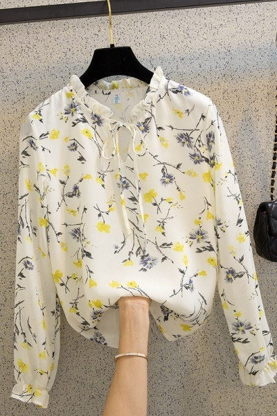 Šarena ženska bluza s niskom kragnom i cvjetnim uzorkom