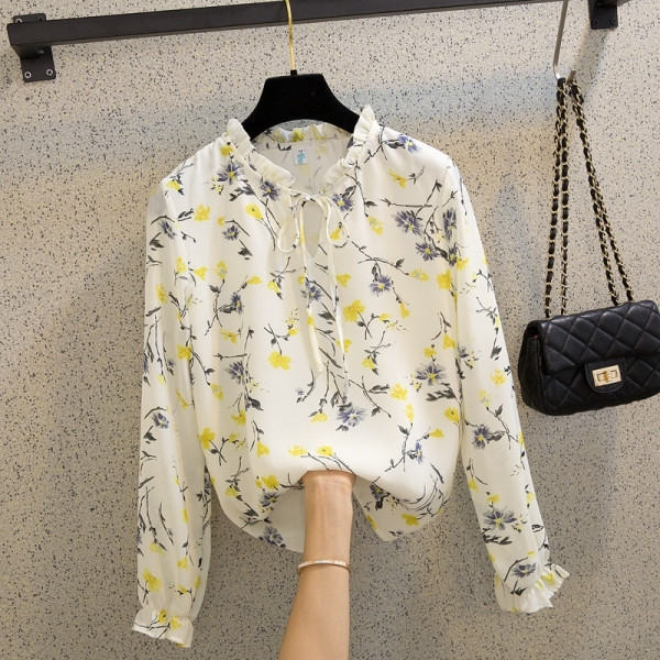 Šarena ženska bluza s niskom kragnom i cvjetnim uzorkom