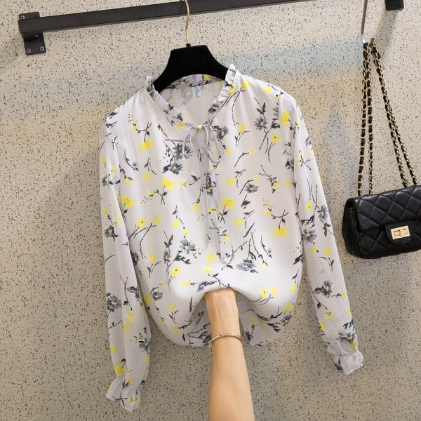 Šarena ženska bluza s niskom kragnom i cvjetnim uzorkom