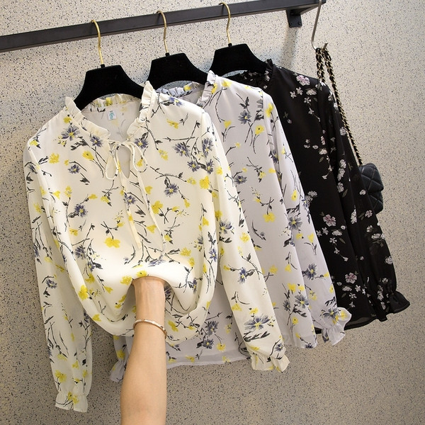 Šarena ženska bluza s niskom kragnom i cvjetnim uzorkom