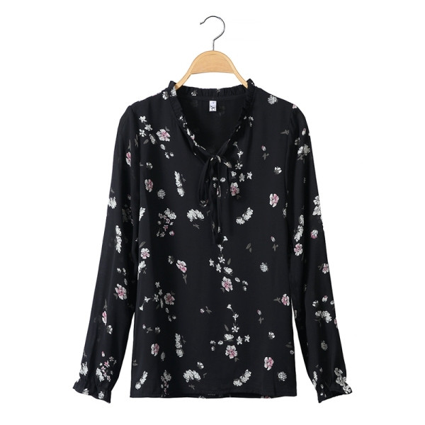 Šarena ženska bluza s niskom kragnom i cvjetnim uzorkom