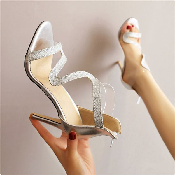 Jauns sieviešu sandaļu modelis ar lencēm un plānu papēdi