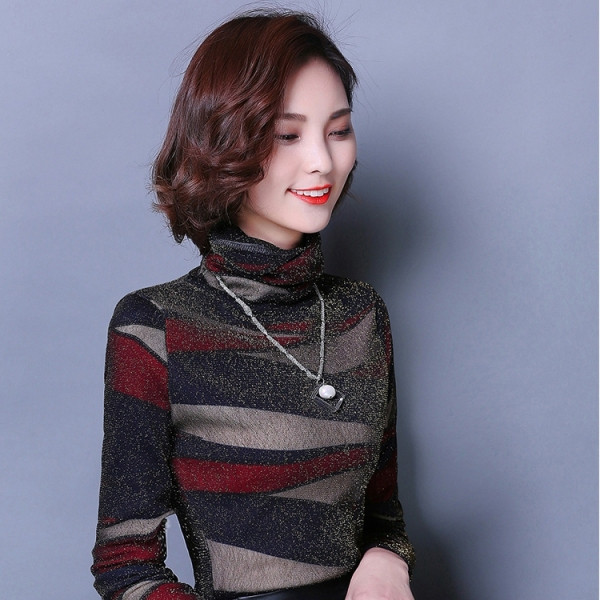 Moderna sieviešu blūze ar polo apkakli un spīdīgu efektu