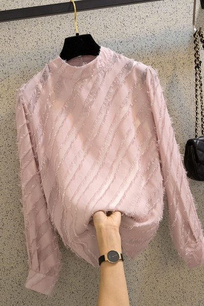 Elegantiška moteriška palaidinė žema apykakle ir blizgiu efektu