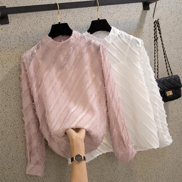 Elegantiška moteriška palaidinė žema apykakle ir blizgiu efektu