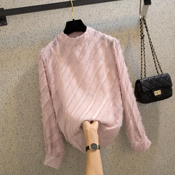 Elegantiška moteriška palaidinė žema apykakle ir blizgiu efektu