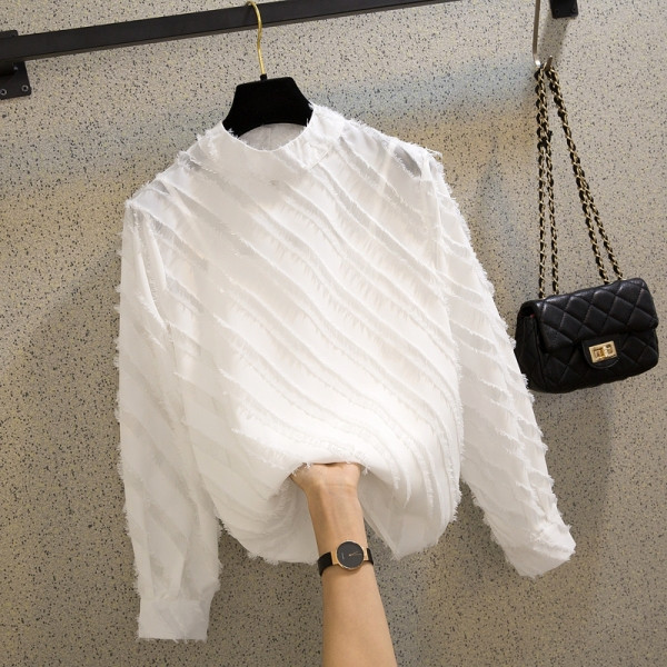 Elegantiška moteriška palaidinė žema apykakle ir blizgiu efektu