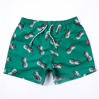 Jauns vīriešu pludmales šortu modelis ar elastīgu jostasvietu un labo ar ananāsiem
