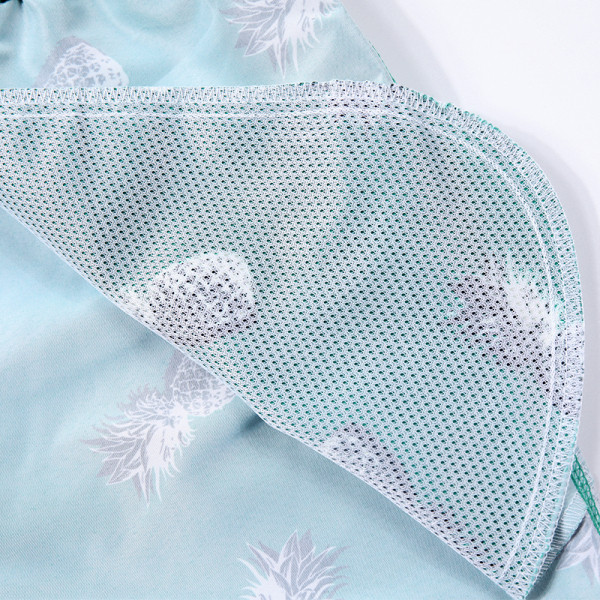 Jauns vīriešu pludmales šortu modelis ar elastīgu jostasvietu un labo ar ananāsiem