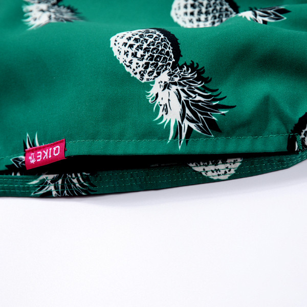 Jauns vīriešu pludmales šortu modelis ar elastīgu jostasvietu un labo ar ananāsiem