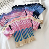 Testhezálló női blúz ejtett ujjakkal és fürtökkel